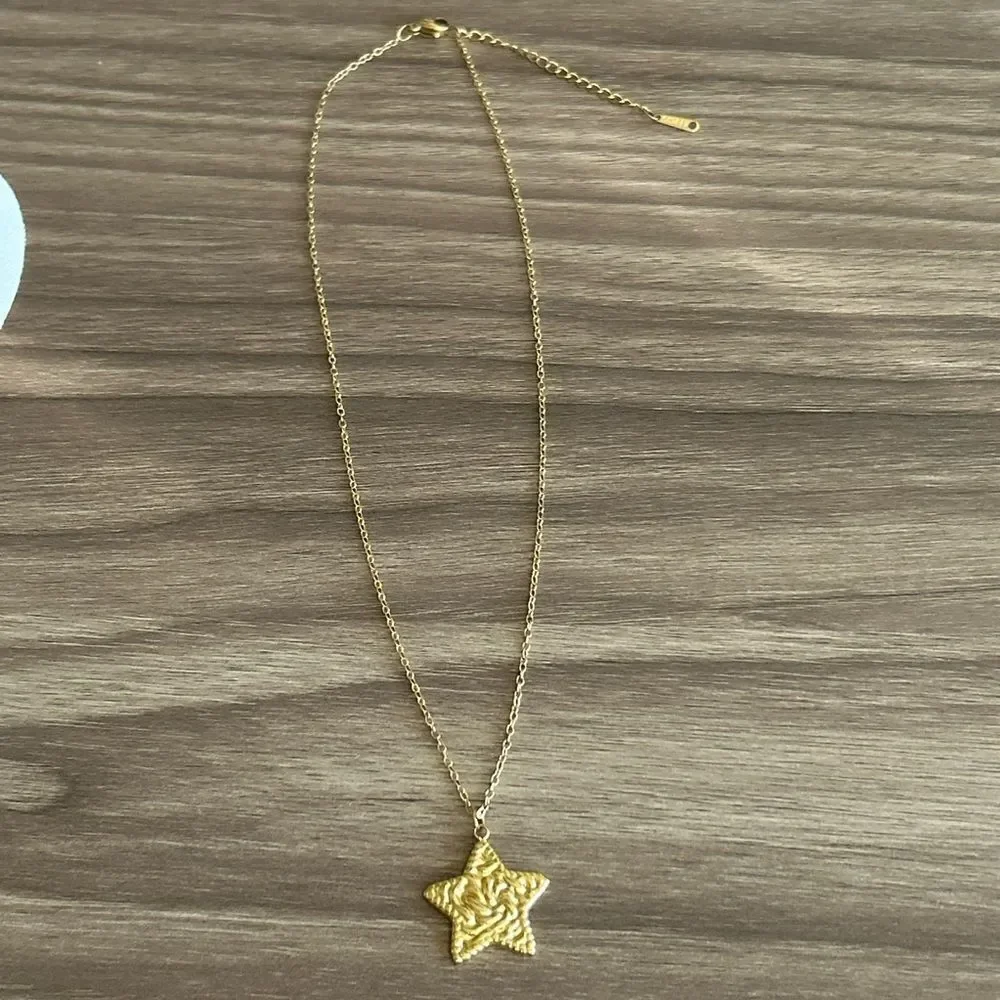 Gold Star Necklace Q337